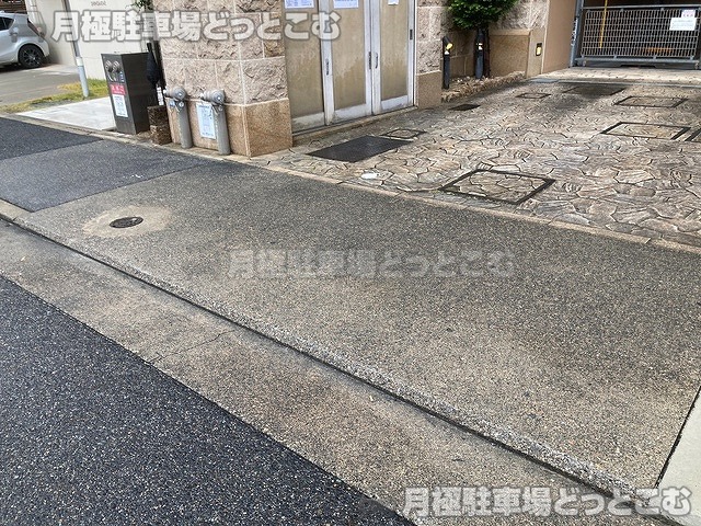 名古屋市中区新栄1丁目4-23の月極駐車場8