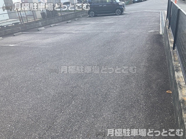 津市一身田平野59-2の月極駐車場3