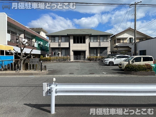 津市下弁財町津興833-1の月極駐車場1