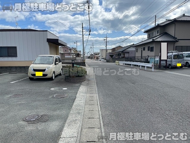 津市下弁財町津興833-1の月極駐車場7