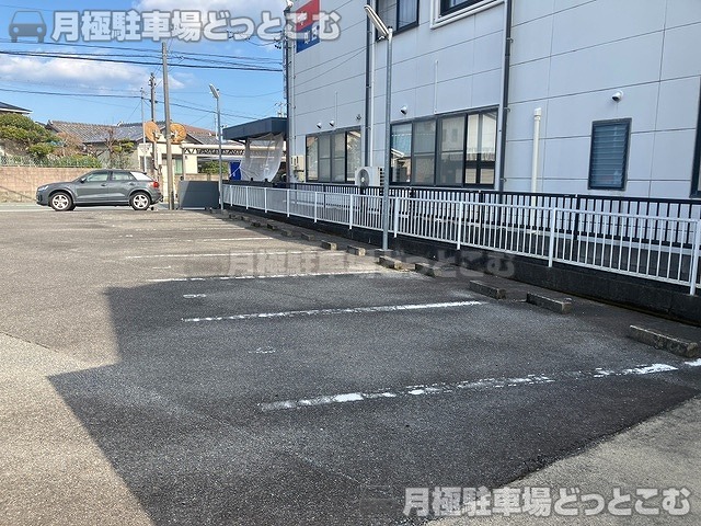 津市久居中町302-1の月極駐車場2