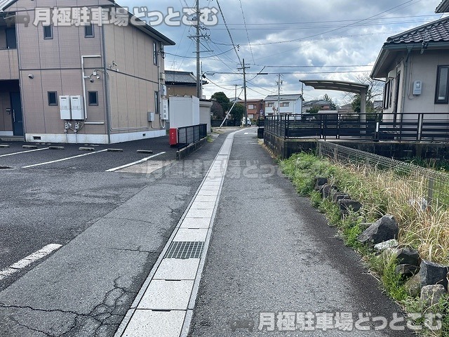 津市栗真町屋町685-1の月極駐車場5