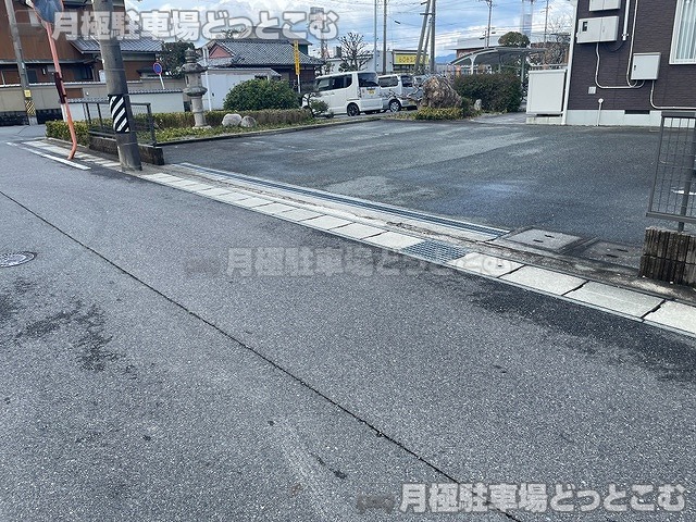 津市栗真町屋町807-3の月極駐車場3