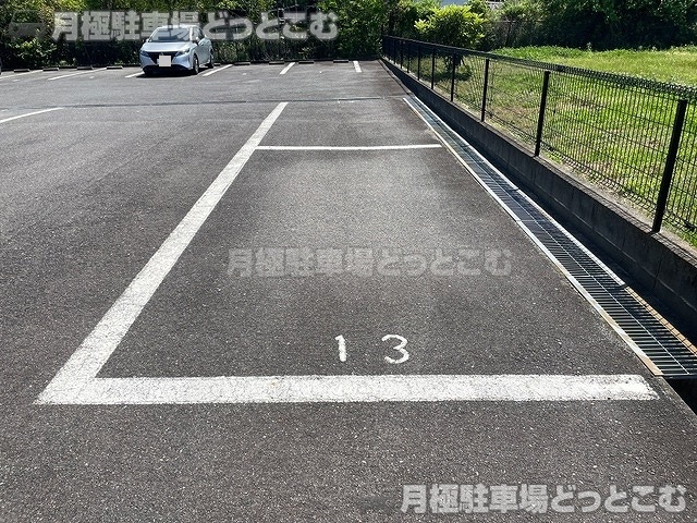 津市白塚町409の月極駐車場3