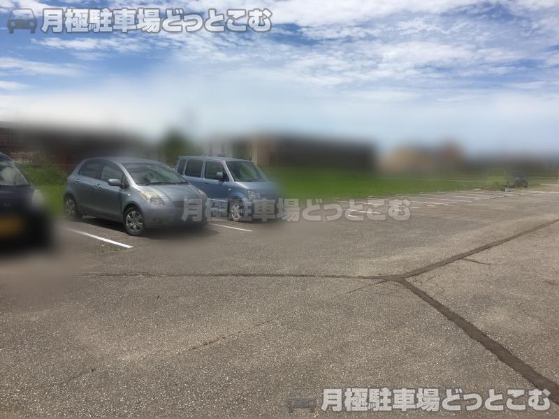 富山市向新庄町7丁目7-2の月極駐車場2
