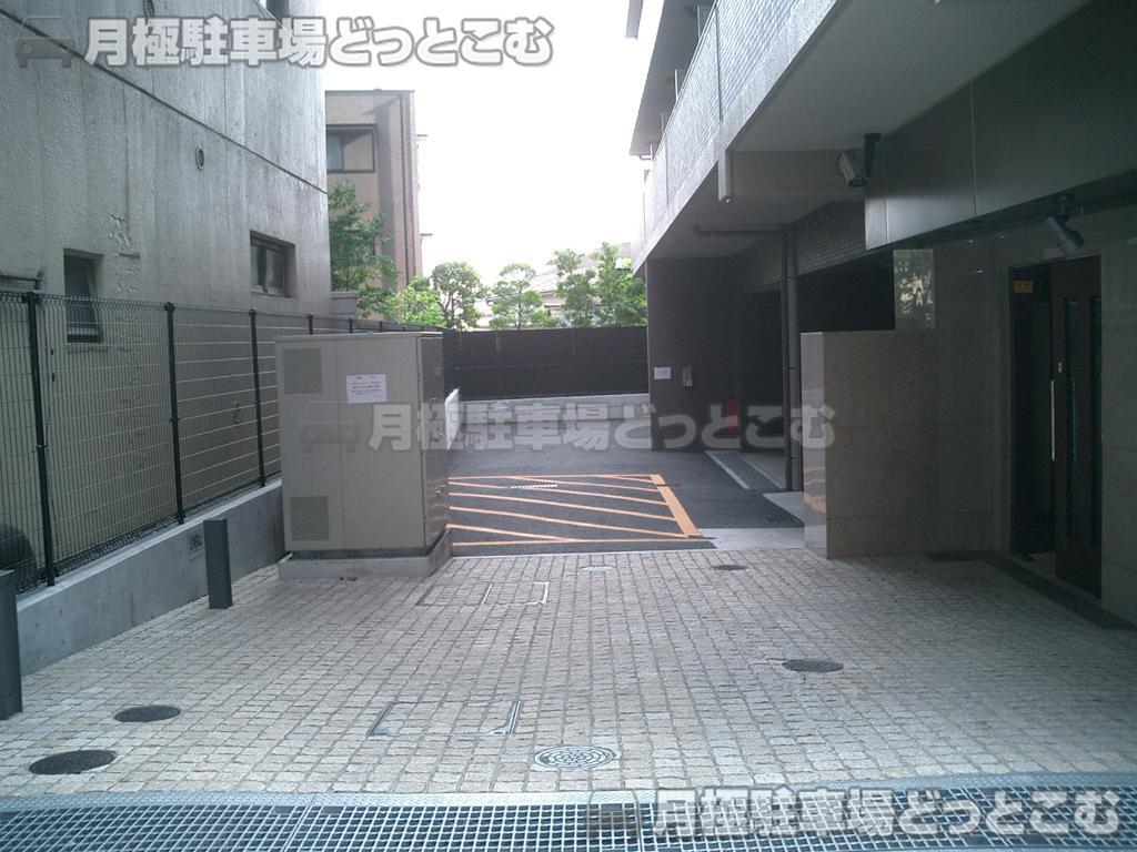 板橋区板橋2-46-11の月極駐車場1