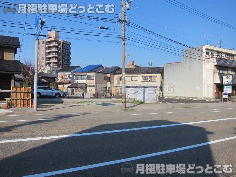 金沢市長土塀2丁目の月極駐車場3