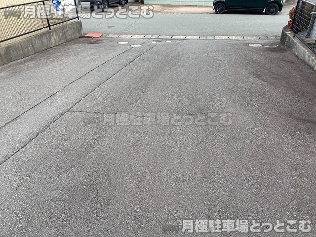 松阪市中央町625-12の月極駐車場6