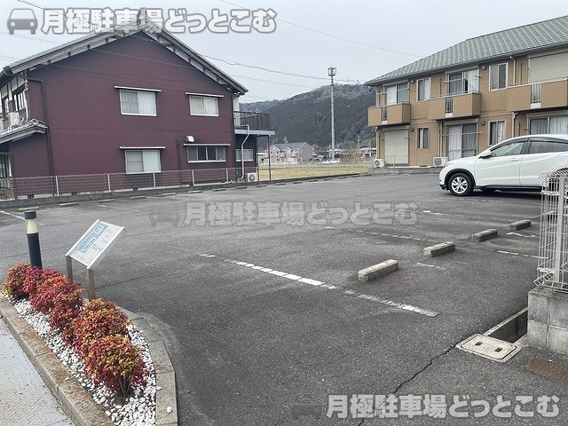 名張市東町1628－1の月極駐車場1