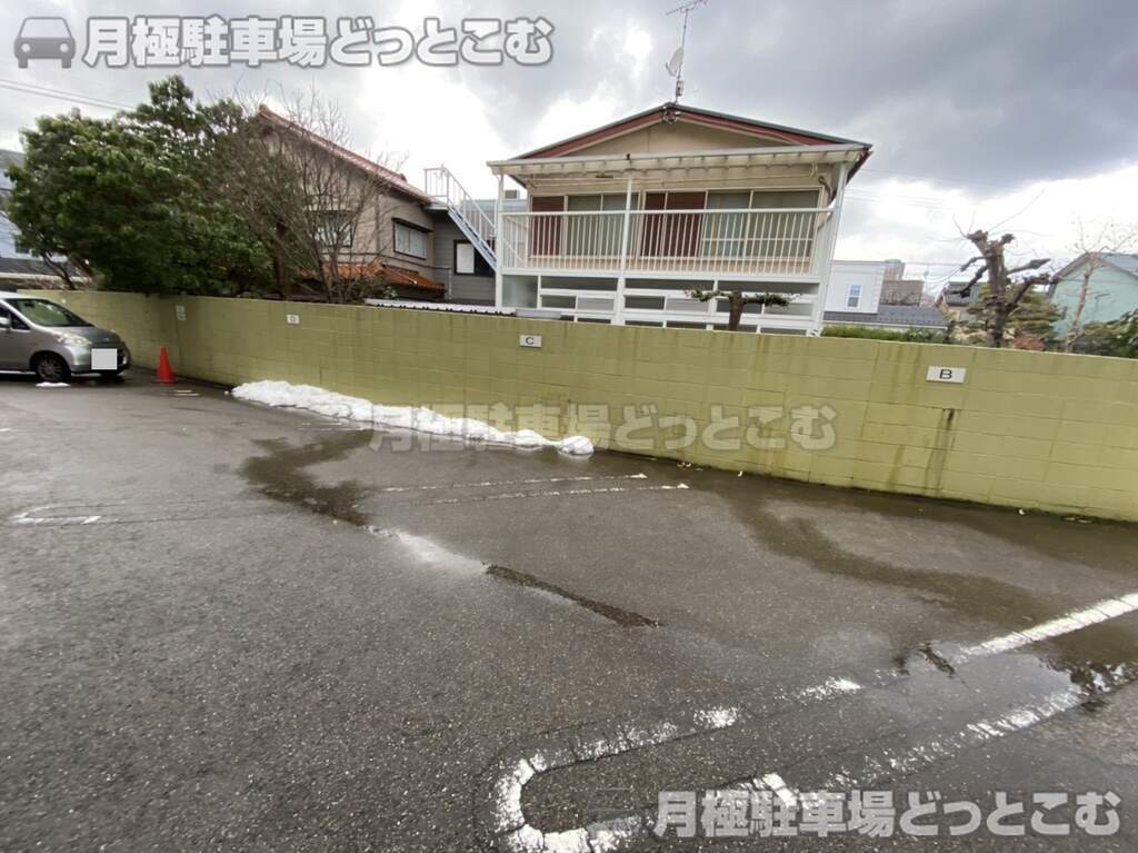 金沢市長土塀1丁目13番15号の月極駐車場3