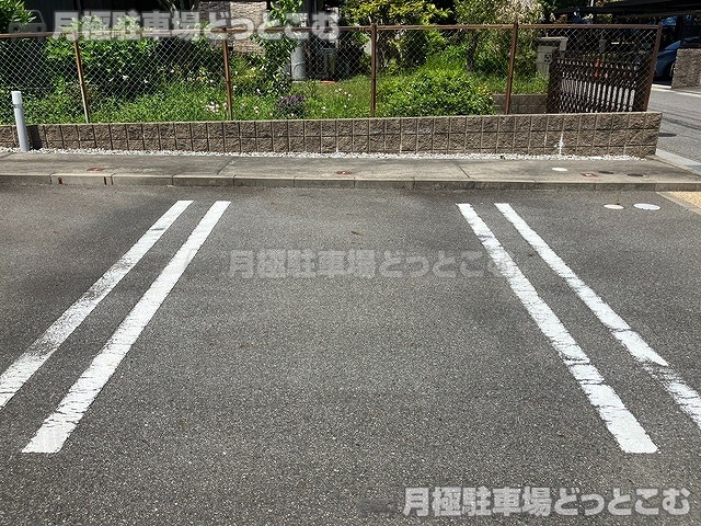 岡崎市六名東町2番17の月極駐車場4