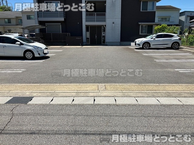 岡崎市六名東町2番17の月極駐車場6