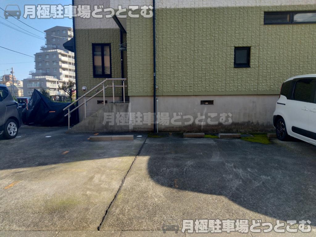 秦野市鶴巻1402-16の月極駐車場2