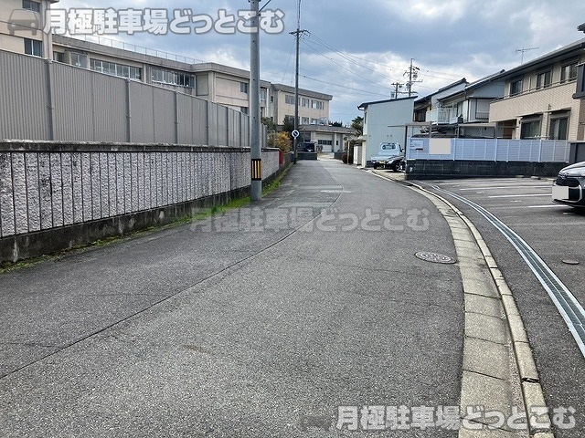 津市丸之内養正町18-2の月極駐車場6