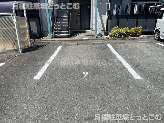 津市城山3丁目13-1の月極駐車場2