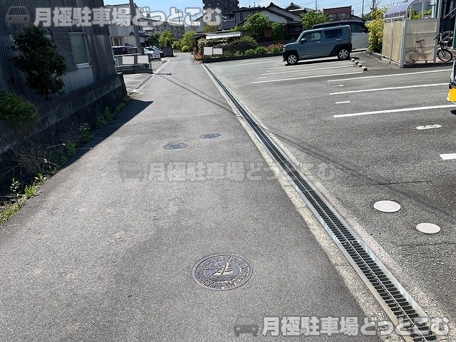 津市城山3丁目13-1の月極駐車場4