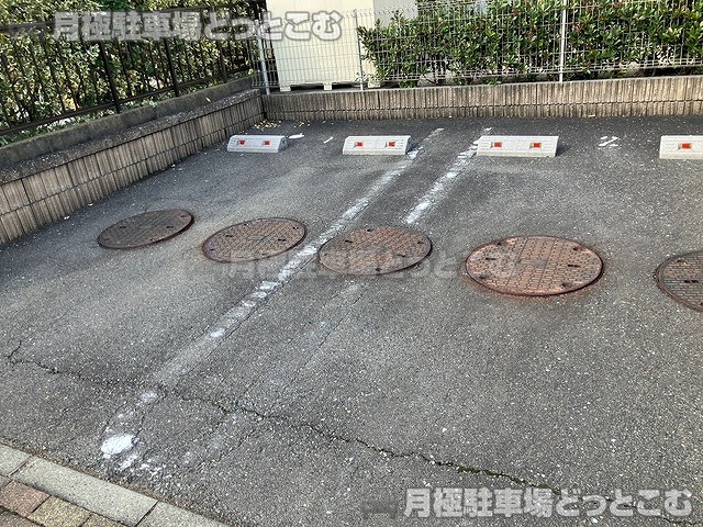 鈴鹿市桜島町5丁目5-8の月極駐車場3