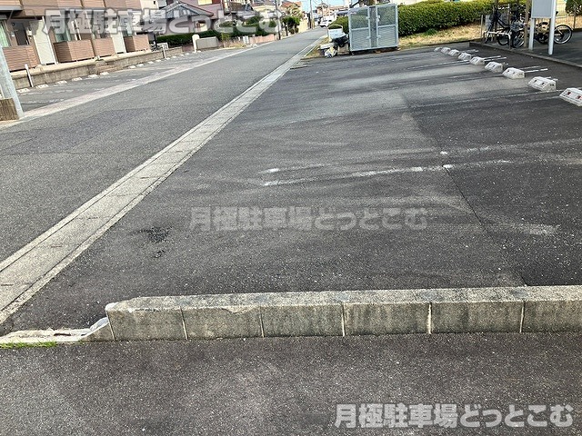鈴鹿市桜島町5丁目5-8の月極駐車場4