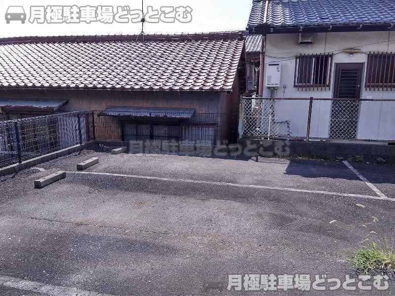 桑名市青葉町1丁目6-4の月極駐車場3