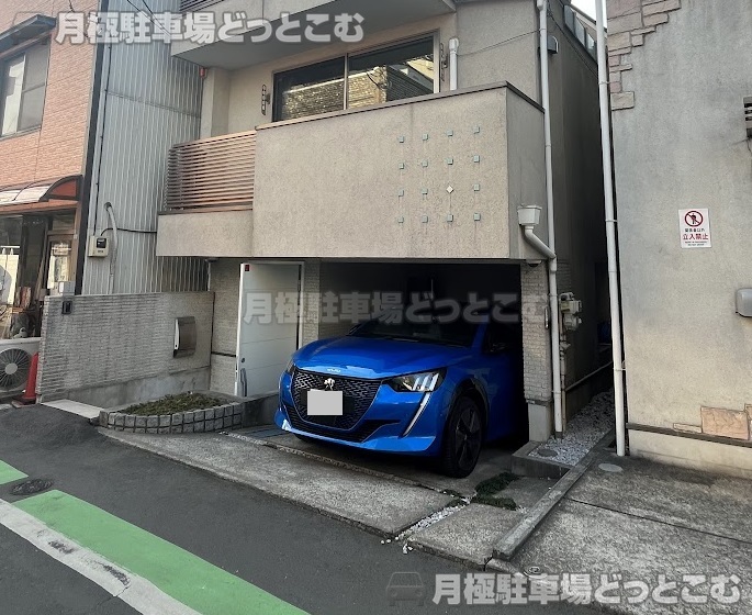 新宿区新宿6-16-21の月極駐車場1