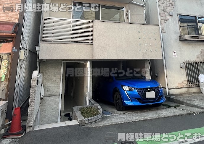 新宿区新宿6-16-21の月極駐車場2