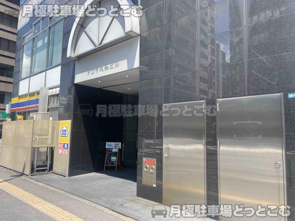 名古屋市中村区椿町16-16の月極駐車場1