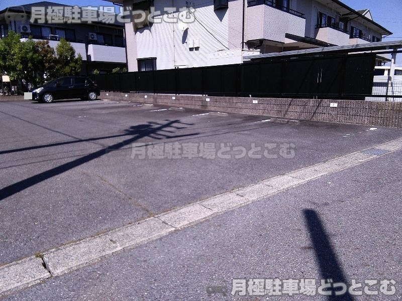 西尾市一色町松木島榎9-1の月極駐車場1