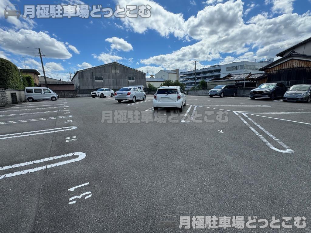 京都市南区上鳥羽山ノ本町202の月極駐車場3