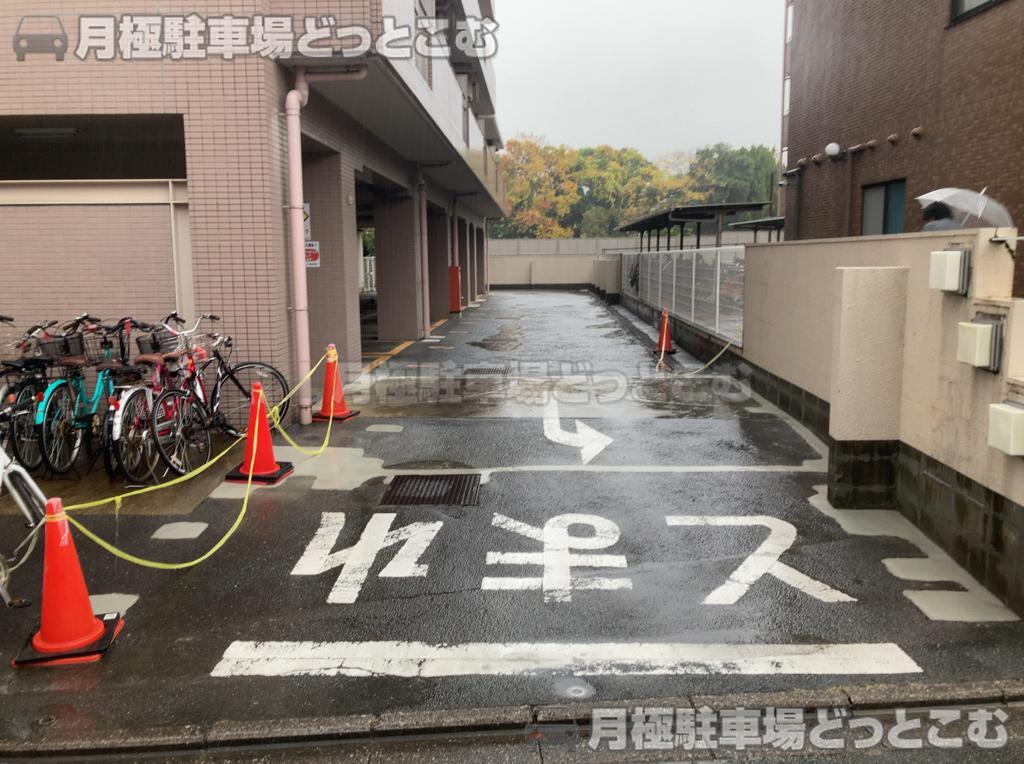 京都市伏見区深草越後屋敷町40-1の月極駐車場2