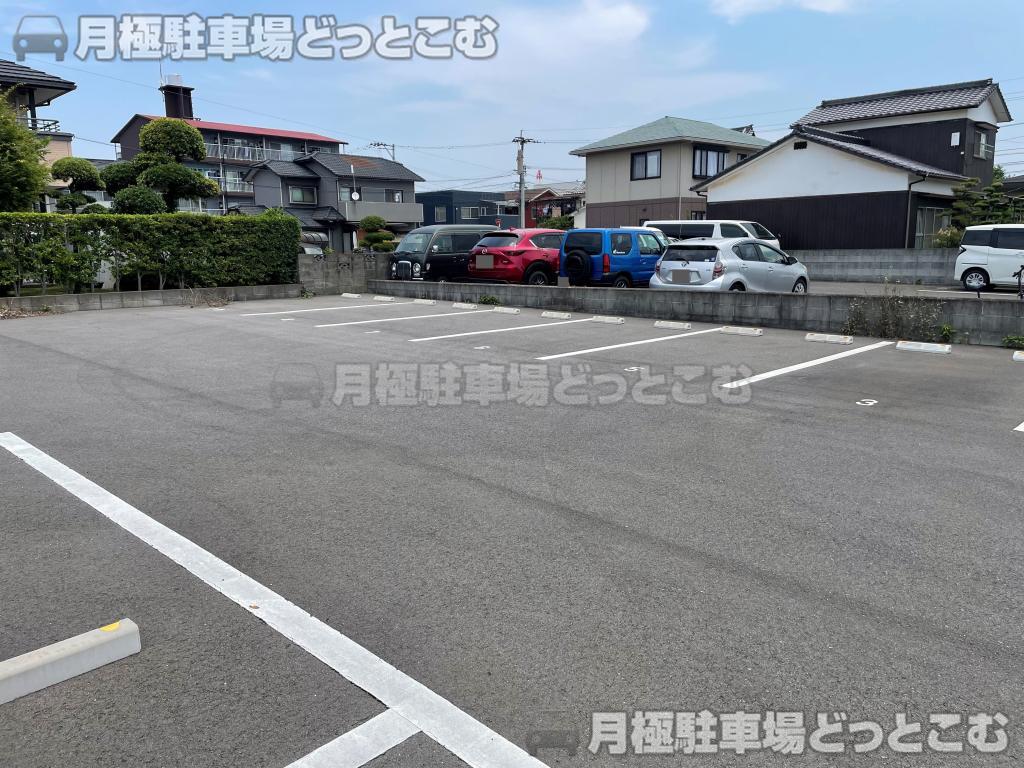 大分市乙津港町2丁目3-10の月極駐車場2