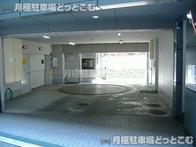 大阪市北区末広町3-11の月極駐車場1