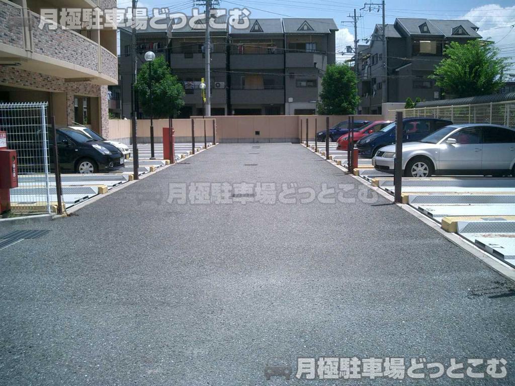 大阪市東淀川区上新庄3-19-57の月極駐車場1