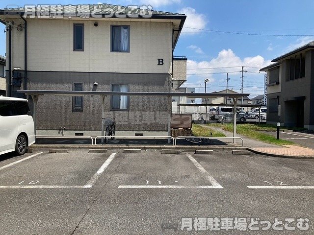 安城市桜井町貝戸尻95-1の月極駐車場4