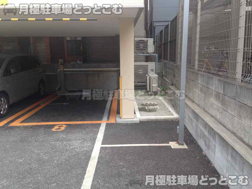 大阪市北区西天満4丁目10-16の月極駐車場2