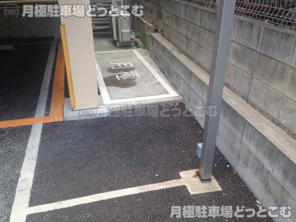 大阪市北区西天満4丁目10-16の月極駐車場3