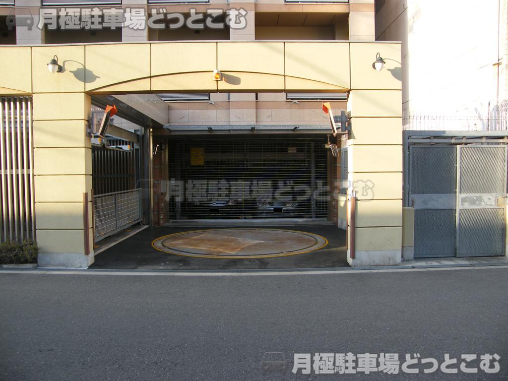 大阪市浪速区桜川2-4-13の月極駐車場2