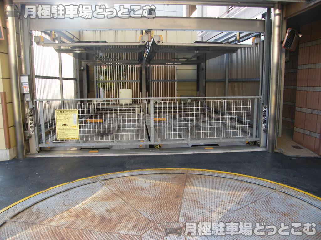 大阪市浪速区桜川2-4-13の月極駐車場3