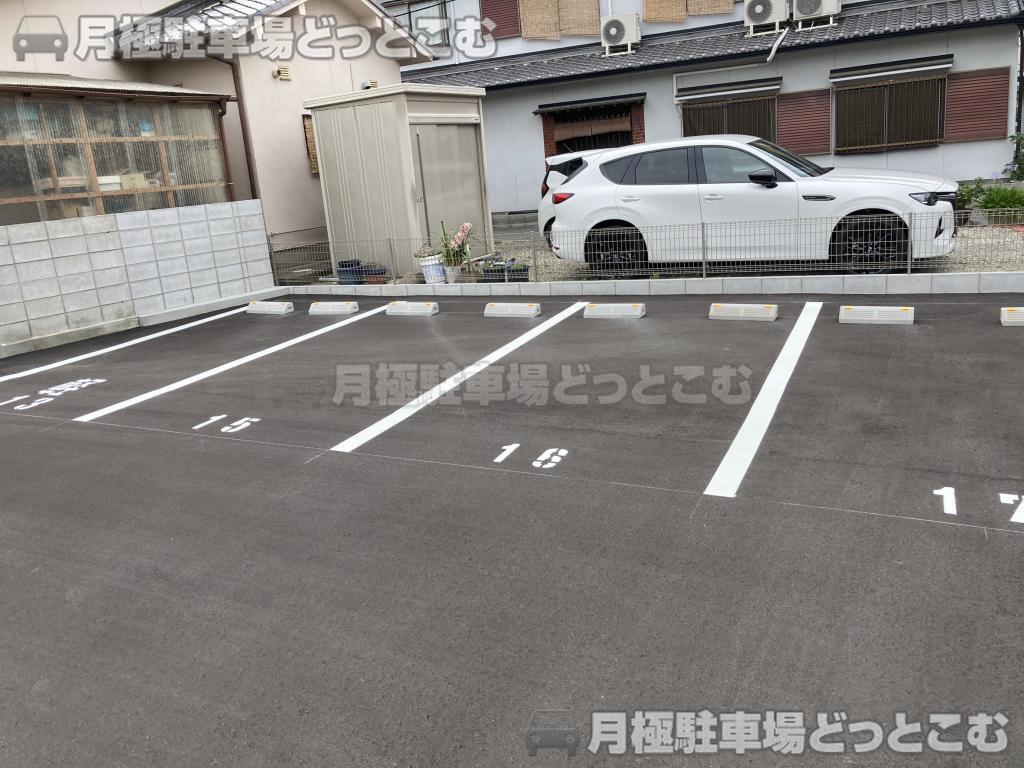柏原市国分本町6丁目8－9の月極駐車場3