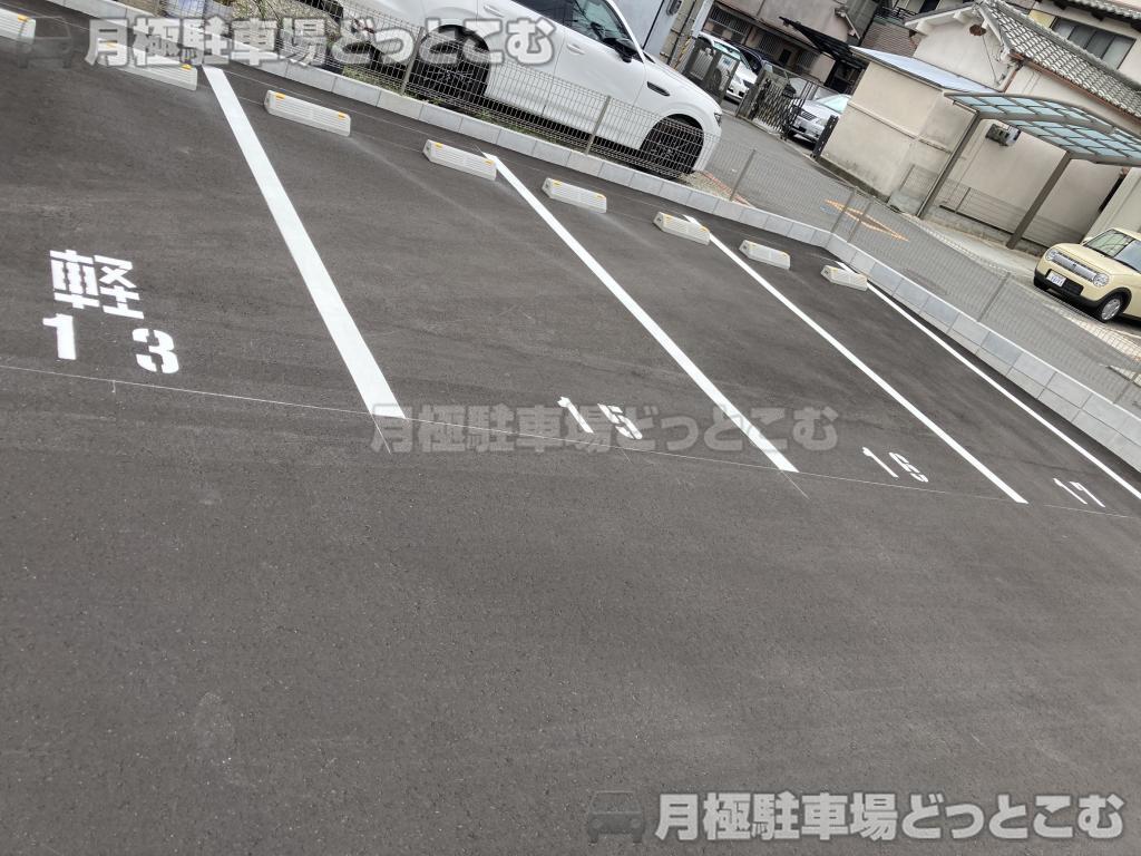 柏原市国分本町6丁目8－9の月極駐車場4