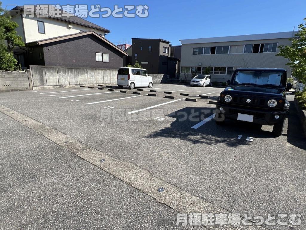 高岡市美幸町1丁目3-55の月極駐車場3