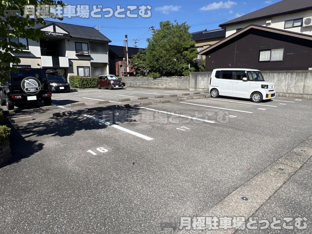高岡市美幸町1丁目3-55の月極駐車場4