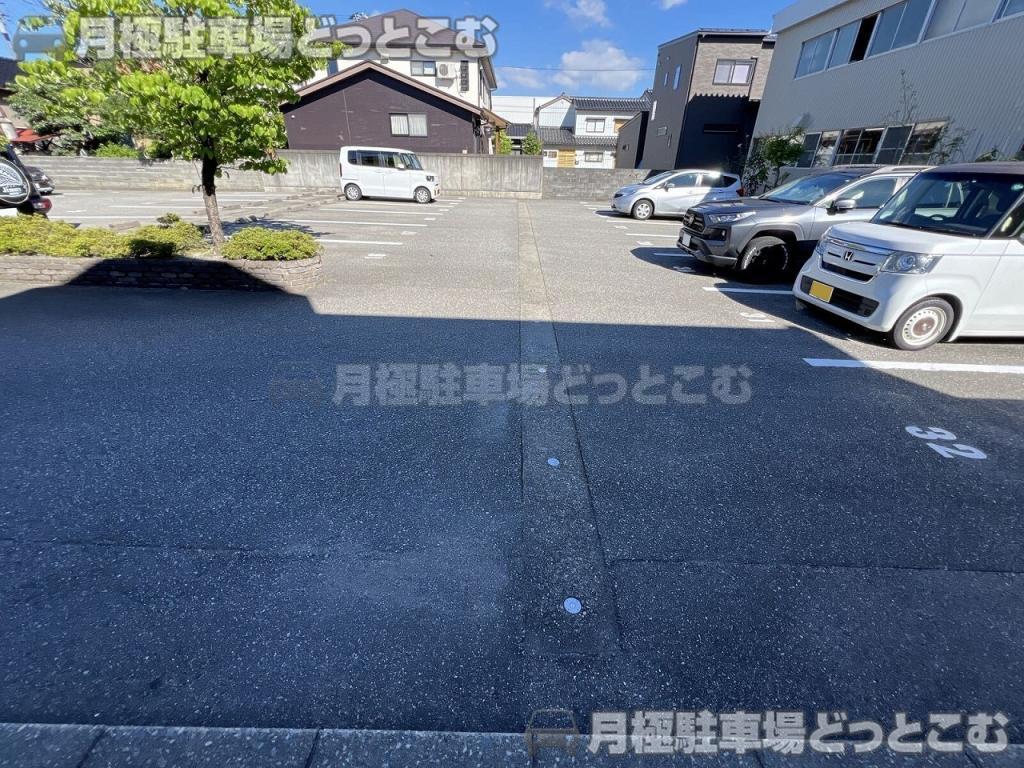 高岡市美幸町1丁目3-55の月極駐車場5