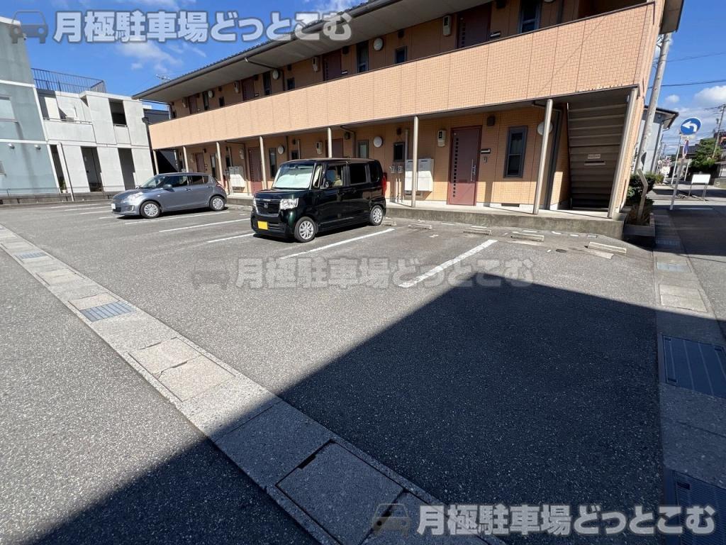 高岡市清水町2丁目3-7の月極駐車場2