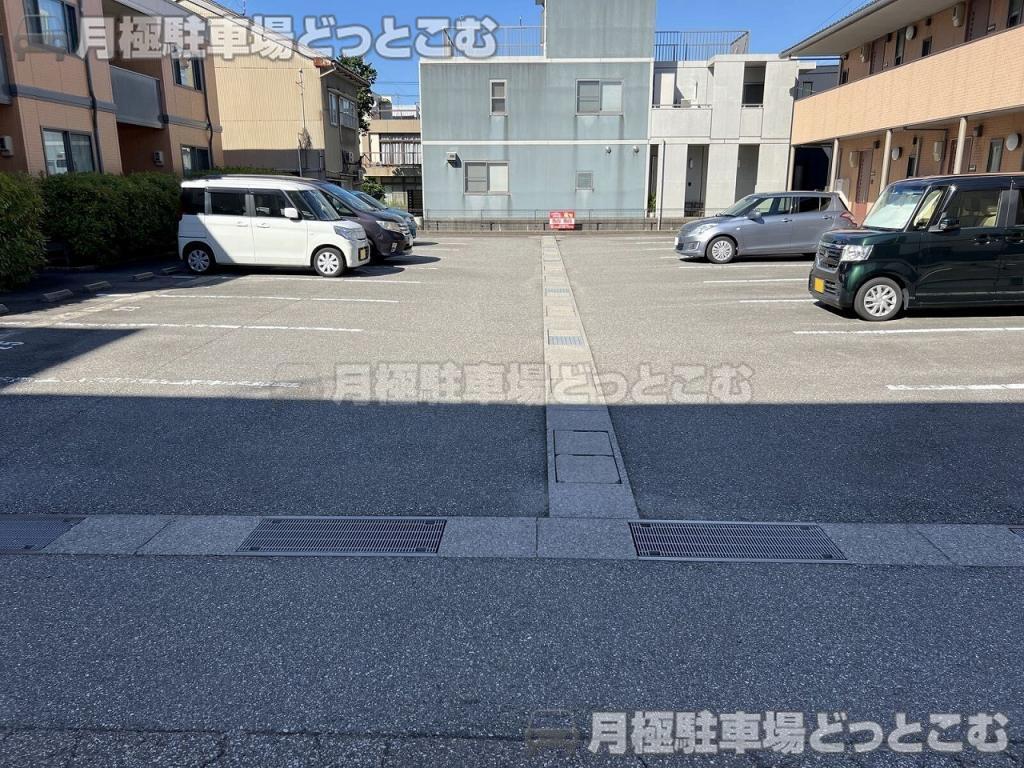 高岡市清水町2丁目3-7の月極駐車場5