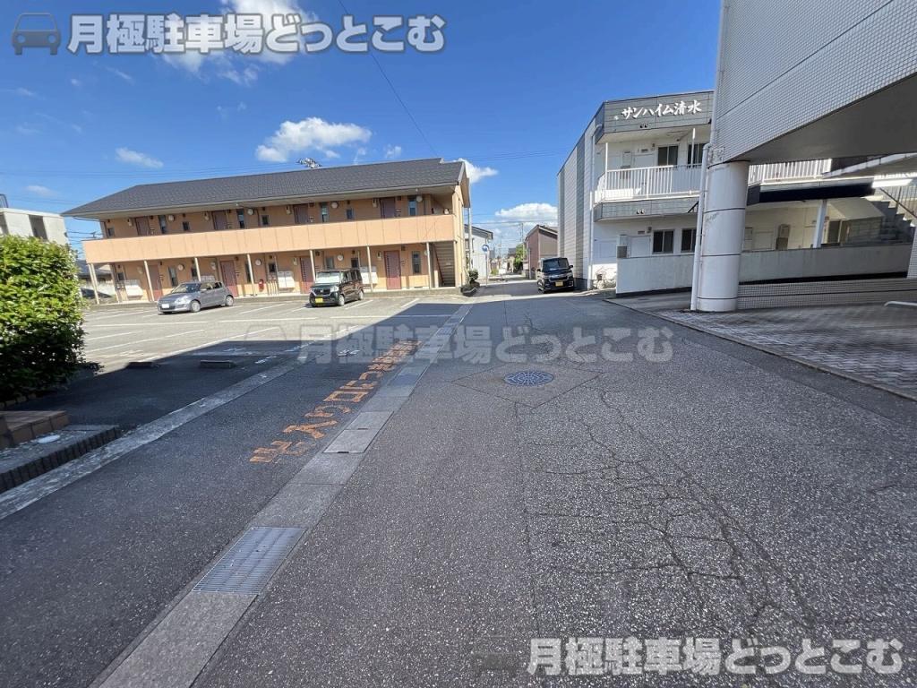 高岡市清水町2丁目3-7の月極駐車場6