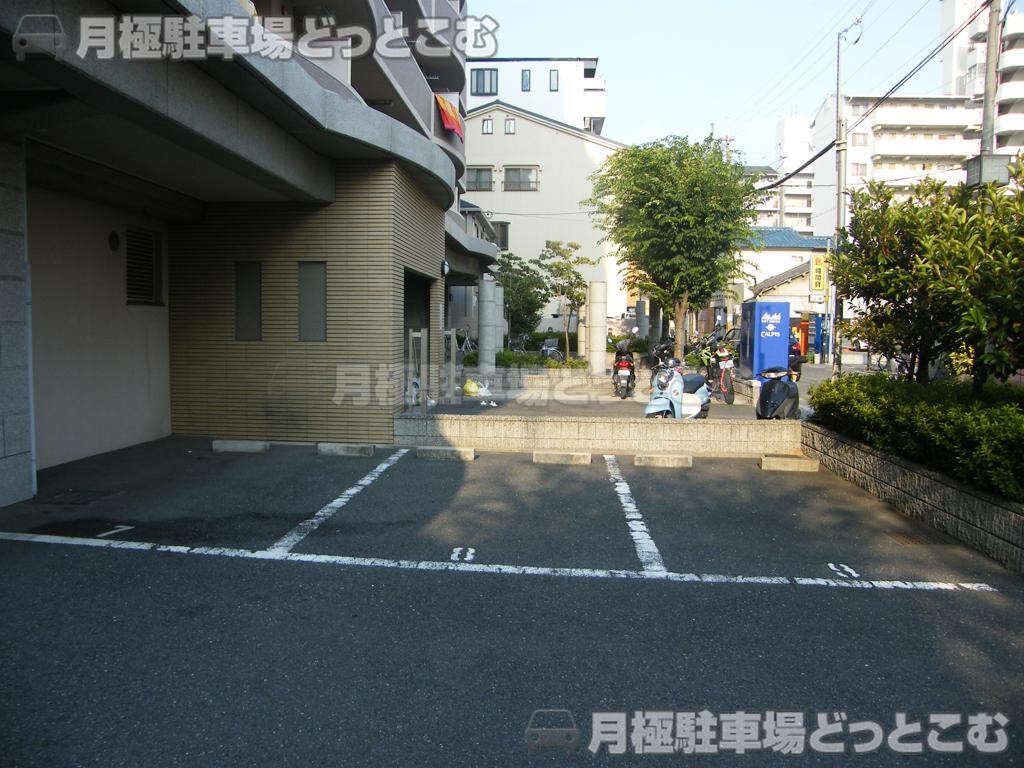 大阪市生野区巽北3-13-25の月極駐車場3