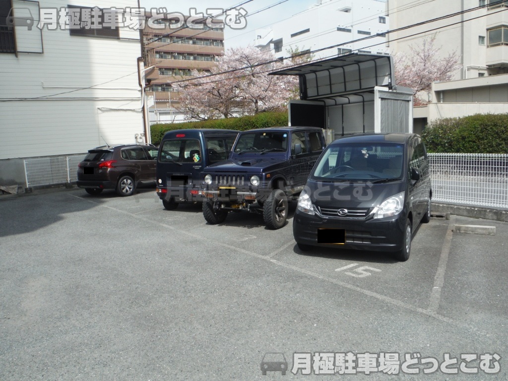 大阪市生野区巽中1-19-16の月極駐車場2