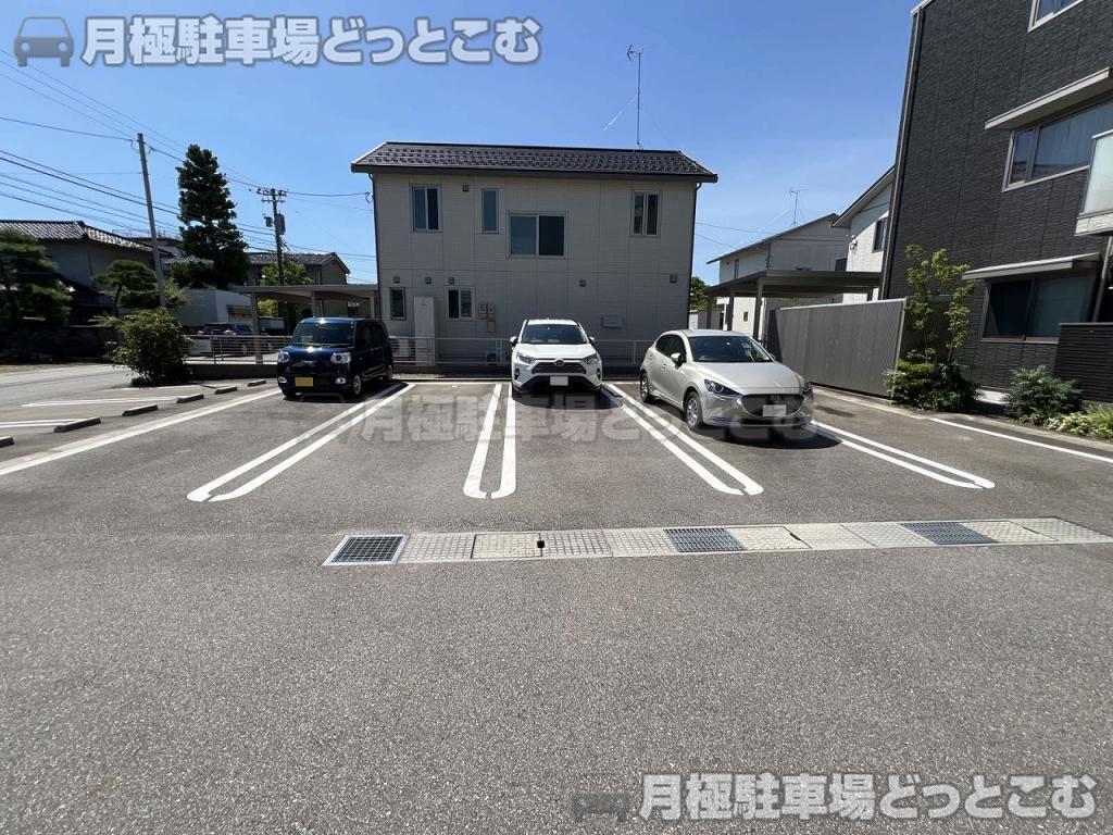 富山市大泉本町2丁目2-8の月極駐車場2