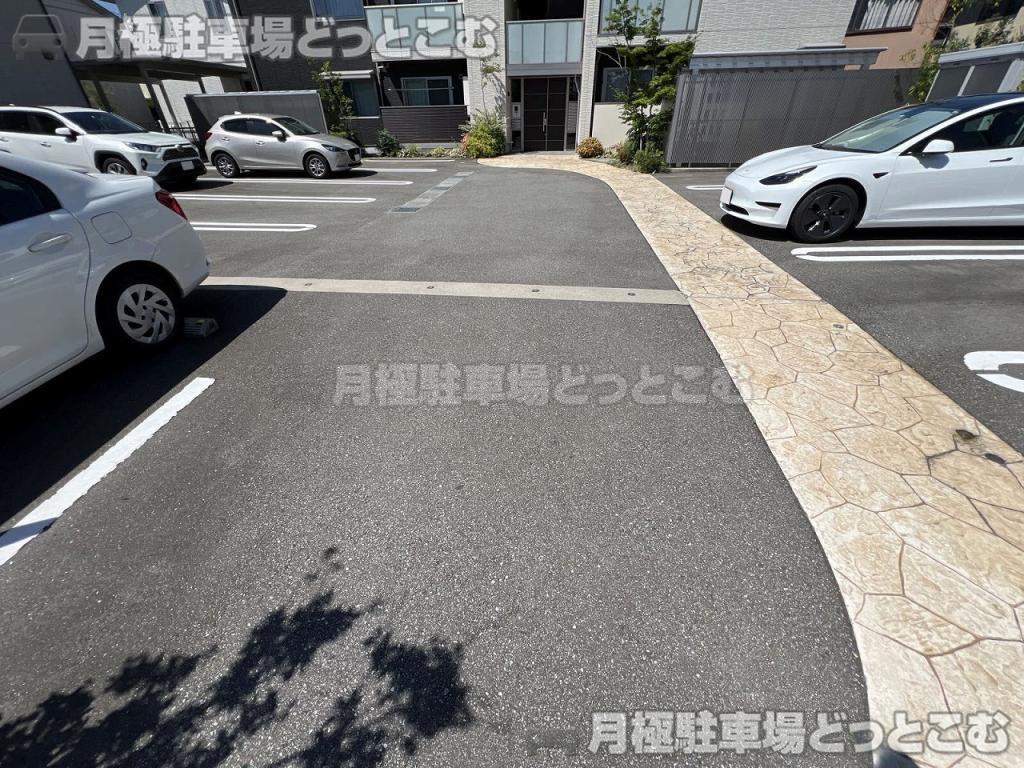 富山市大泉本町2丁目2-8の月極駐車場5