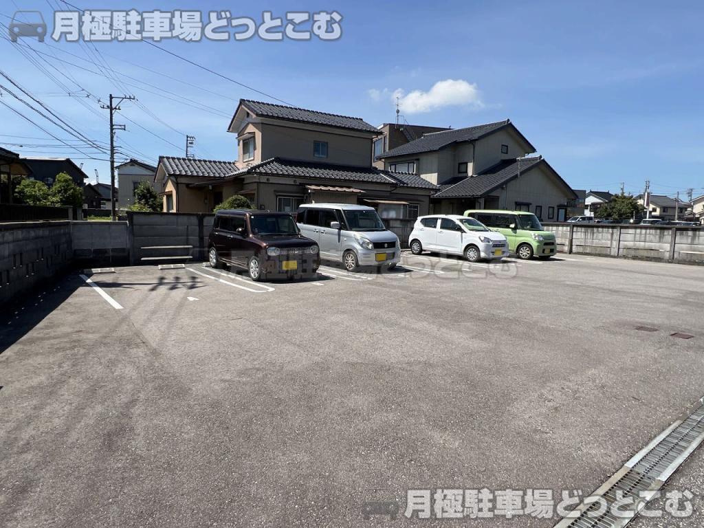 富山市石坂2087-3の月極駐車場1